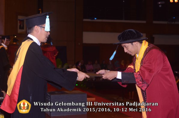 Wisuda Unpad Gel III TA 2015_2016  Fakultas Ilmu Budaya oleh Dekan  066