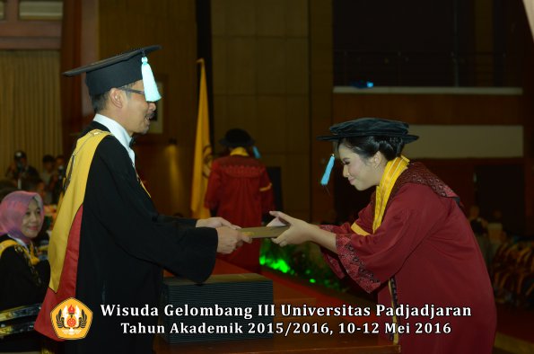 Wisuda Unpad Gel III TA 2015_2016  Fakultas Ilmu Budaya oleh Dekan  067