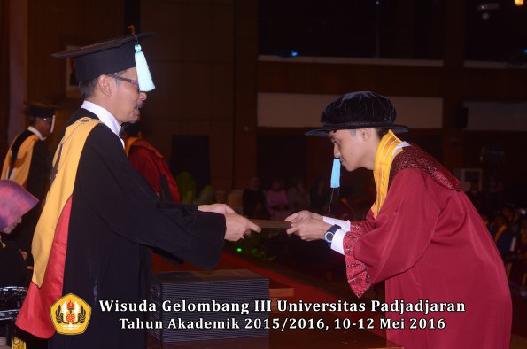 Wisuda Unpad Gel III TA 2015_2016  Fakultas Ilmu Budaya oleh Dekan  068