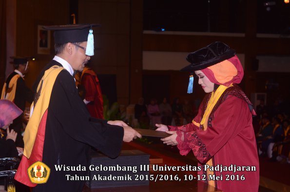Wisuda Unpad Gel III TA 2015_2016  Fakultas Ilmu Budaya oleh Dekan  070