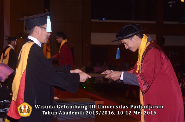 Wisuda Unpad Gel III TA 2015_2016  Fakultas Ilmu Budaya oleh Dekan  075