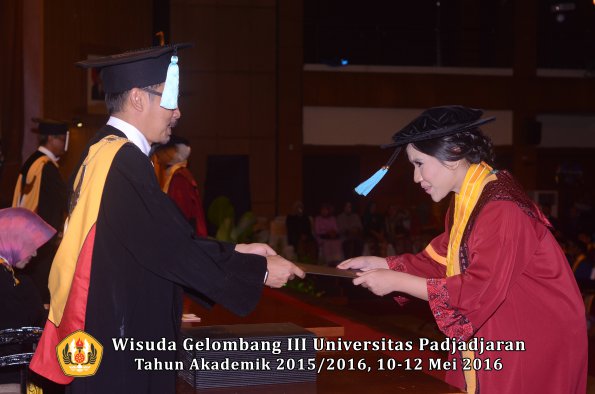 Wisuda Unpad Gel III TA 2015_2016  Fakultas Ilmu Budaya oleh Dekan  078