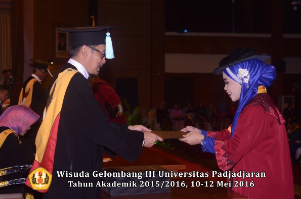 Wisuda Unpad Gel III TA 2015_2016  Fakultas Ilmu Budaya oleh Dekan  081