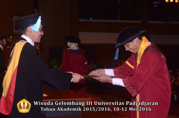 Wisuda Unpad Gel III TA 2015_2016  Fakultas Ilmu Budaya oleh Dekan  084