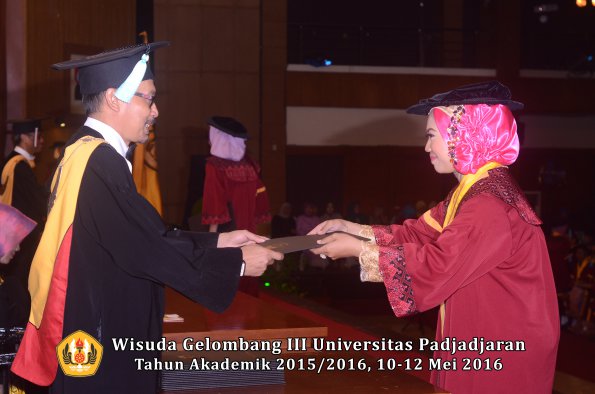 Wisuda Unpad Gel III TA 2015_2016  Fakultas Ilmu Budaya oleh Dekan  091
