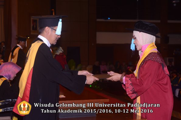 Wisuda Unpad Gel III TA 2015_2016  Fakultas Ilmu Budaya oleh Dekan  095