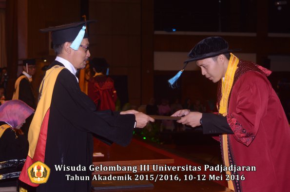 Wisuda Unpad Gel III TA 2015_2016  Fakultas Ilmu Budaya oleh Dekan  102