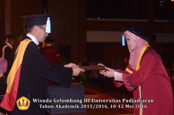 Wisuda Unpad Gel III TA 2015_2016  Fakultas Ilmu Budaya oleh Dekan  108