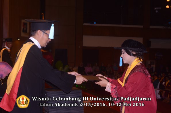 Wisuda Unpad Gel III TA 2015_2016  Fakultas Ilmu Budaya oleh Dekan  111