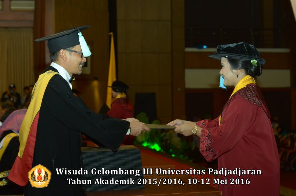 Wisuda Unpad Gel III TA 2015_2016  Fakultas Ilmu Budaya oleh Dekan  112