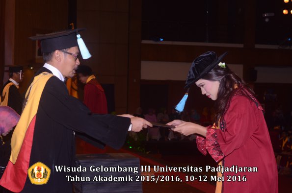 Wisuda Unpad Gel III TA 2015_2016  Fakultas Ilmu Budaya oleh Dekan  115