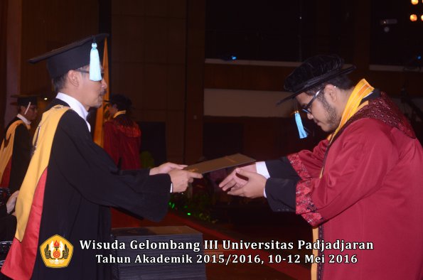 Wisuda Unpad Gel III TA 2015_2016  Fakultas Ilmu Budaya oleh Dekan  118