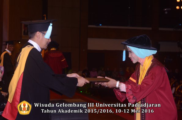 Wisuda Unpad Gel III TA 2015_2016  Fakultas Ilmu Budaya oleh Dekan  122