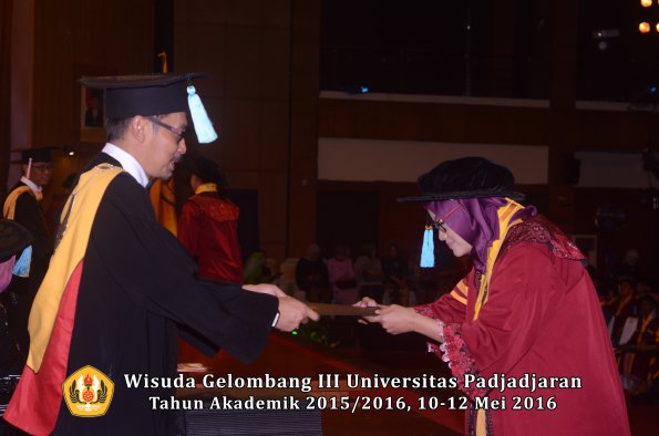 Wisuda Unpad Gel III TA 2015_2016  Fakultas Ilmu Budaya oleh Dekan  136