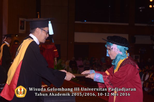 Wisuda Unpad Gel III TA 2015_2016  Fakultas Ilmu Budaya oleh Dekan  138