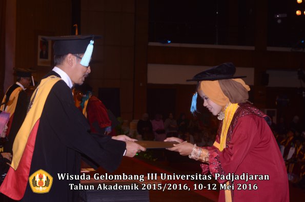 Wisuda Unpad Gel III TA 2015_2016  Fakultas Ilmu Budaya oleh Dekan  139