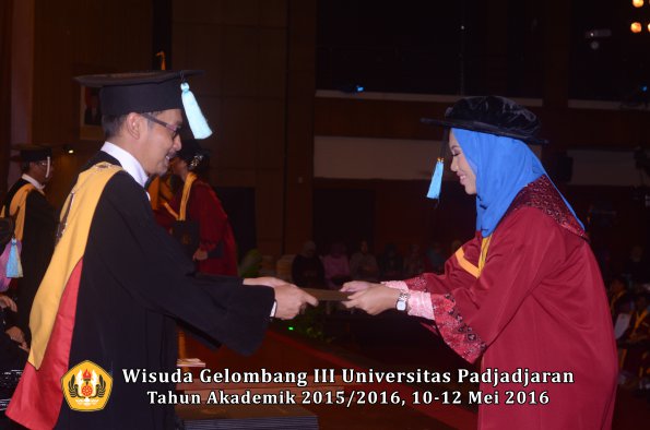 Wisuda Unpad Gel III TA 2015_2016  Fakultas Ilmu Budaya oleh Dekan  147