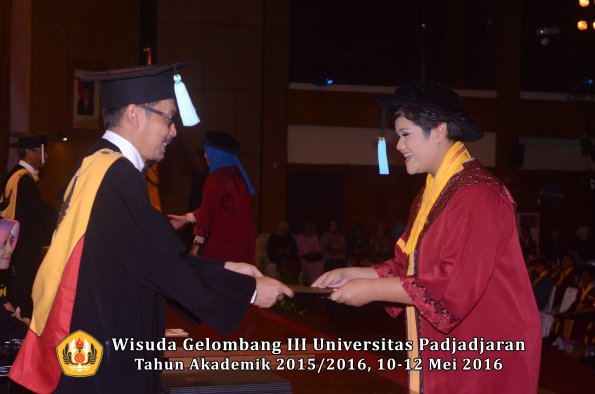 Wisuda Unpad Gel III TA 2015_2016  Fakultas Ilmu Budaya oleh Dekan  148