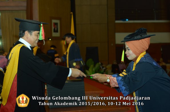 Wisuda Unpad Gel III TA 2015_2016 Fakultas Mipa oleh Dekan  004