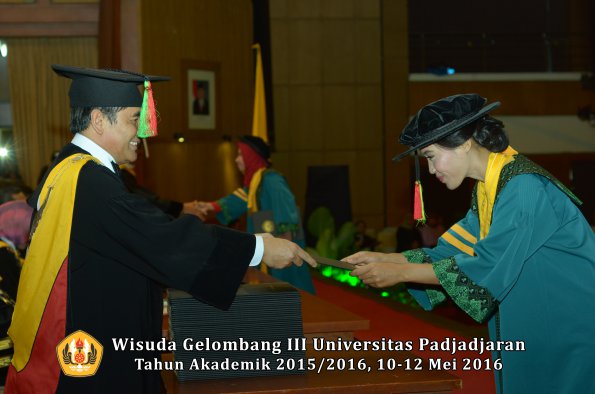Wisuda Unpad Gel III TA 2015_2016 Fakultas Mipa oleh Dekan  006