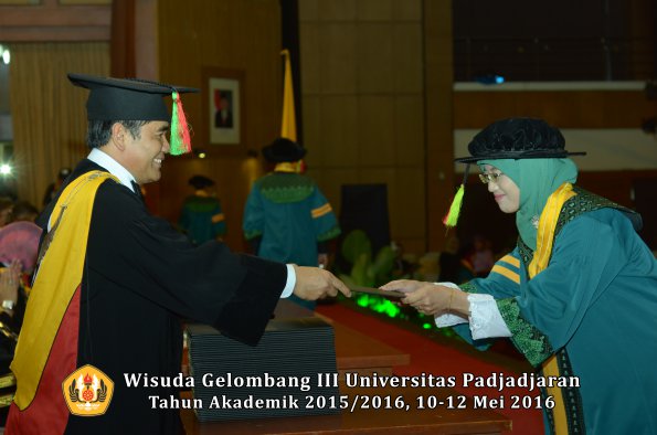 Wisuda Unpad Gel III TA 2015_2016 Fakultas Mipa oleh Dekan  008