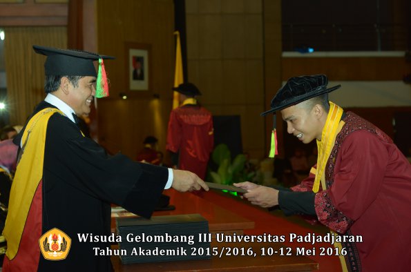 Wisuda Unpad Gel III TA 2015_2016 Fakultas Mipa oleh Dekan  020