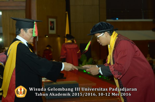 Wisuda Unpad Gel III TA 2015_2016 Fakultas Mipa oleh Dekan  021