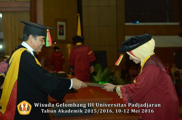 Wisuda Unpad Gel III TA 2015_2016 Fakultas Mipa oleh Dekan  035