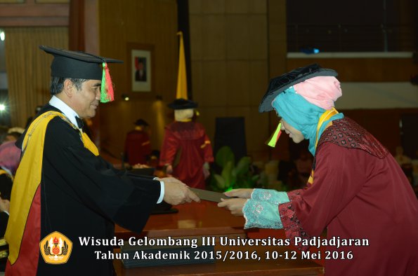 Wisuda Unpad Gel III TA 2015_2016 Fakultas Mipa oleh Dekan  036