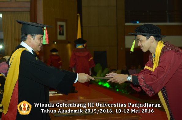 Wisuda Unpad Gel III TA 2015_2016 Fakultas Mipa oleh Dekan  049