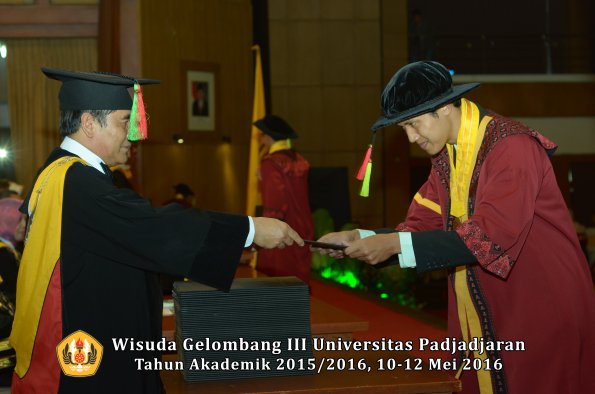 Wisuda Unpad Gel III TA 2015_2016 Fakultas Mipa oleh Dekan  052