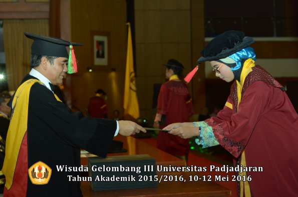 Wisuda Unpad Gel III TA 2015_2016 Fakultas Mipa oleh Dekan  070