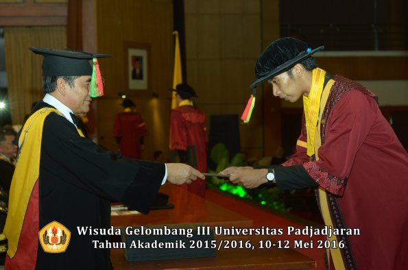Wisuda Unpad Gel III TA 2015_2016 Fakultas Mipa oleh Dekan  079