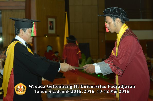Wisuda Unpad Gel III TA 2015_2016 Fakultas Mipa oleh Dekan  088