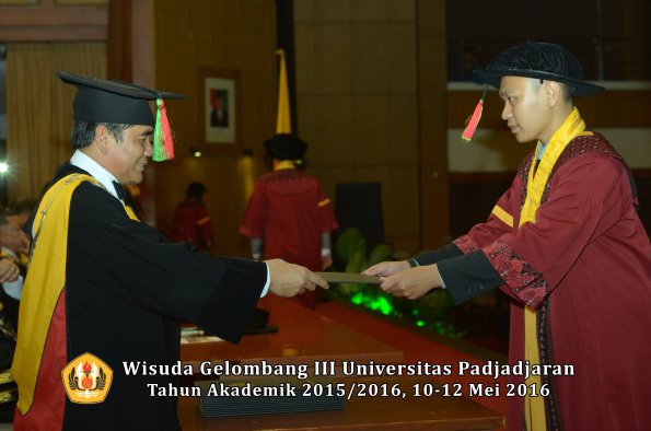 Wisuda Unpad Gel III TA 2015_2016 Fakultas Mipa oleh Dekan  089
