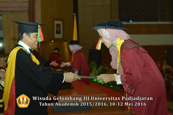 Wisuda Unpad Gel III TA 2015_2016 Fakultas Mipa oleh Dekan  091
