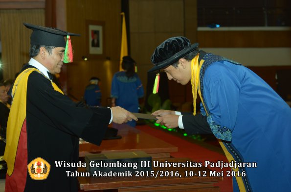 Wisuda Unpad Gel III TA 2015_2016 Fakultas Mipa oleh Dekan  103
