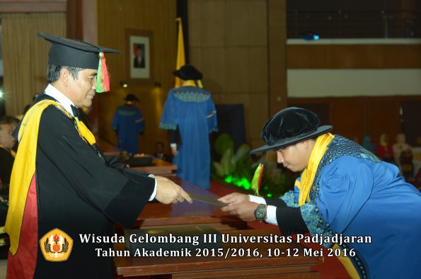 Wisuda Unpad Gel III TA 2015_2016 Fakultas Mipa oleh Dekan  107