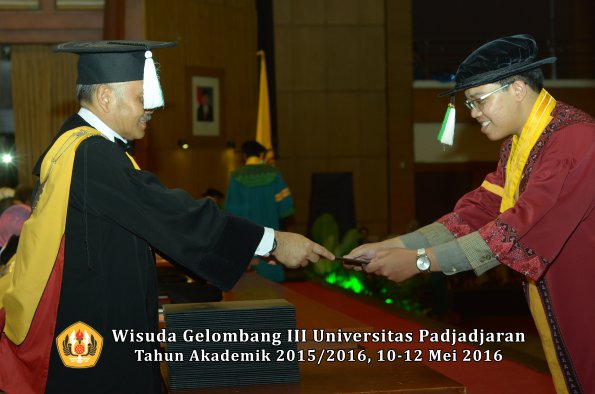 Wisuda Unpad Gel III TA 2015_2016 Fakultas Pertanian oleh Dekan  011