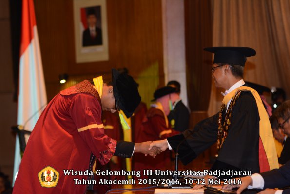 Wisuda Unpad Gel III TA 2015_2016  Fakultas Farmasi oleh Rektor  046