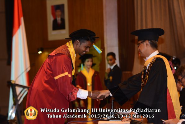 Wisuda Unpad Gel III TA 2015_2016  Fakultas Farmasi oleh Rektor  049