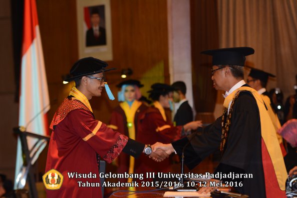 Wisuda Unpad Gel III TA 2015_2016  Fakultas Ilmu Budaya oleh Rektor  027