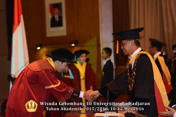 Wisuda Unpad Gel III TA 2015_2016  Fakultas Ilmu Budaya oleh Rektor  066