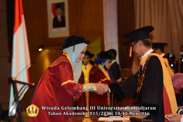 Wisuda Unpad Gel III TA 2015_2016  Fakultas Ilmu Budaya oleh Rektor  080