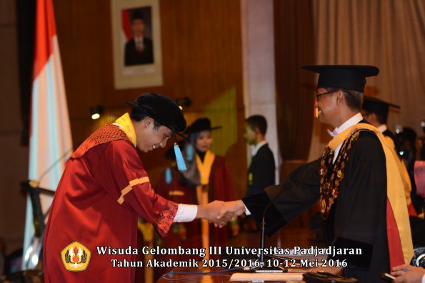 Wisuda Unpad Gel III TA 2015_2016  Fakultas Ilmu Budaya oleh Rektor  084