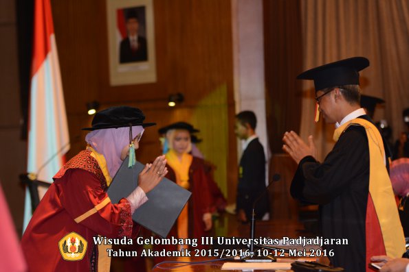 Wisuda Unpad Gel III TA 2015_2016  Fakultas Ilmu Budaya oleh Rektor  088