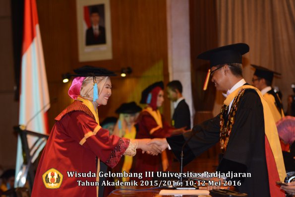 Wisuda Unpad Gel III TA 2015_2016  Fakultas Ilmu Budaya oleh Rektor  091
