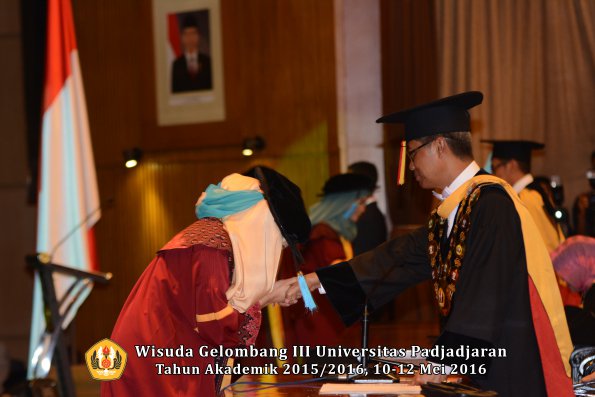 Wisuda Unpad Gel III TA 2015_2016  Fakultas Ilmu Budaya oleh Rektor  093