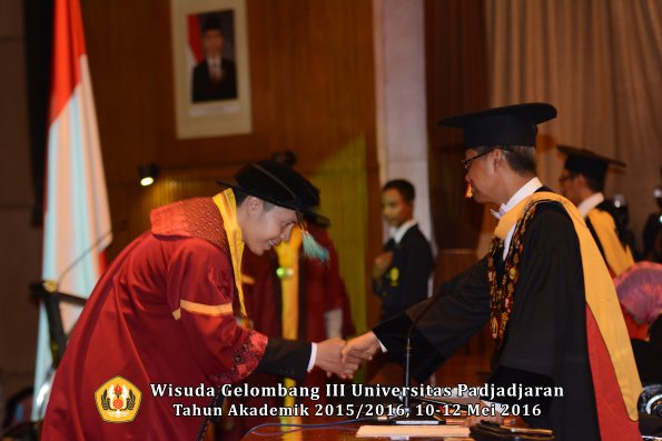 Wisuda Unpad Gel III TA 2015_2016  Fakultas Ilmu Budaya oleh Rektor  102