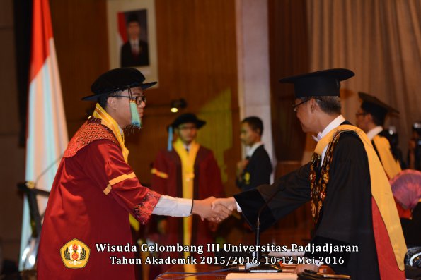 Wisuda Unpad Gel III TA 2015_2016  Fakultas Ilmu Budaya oleh Rektor  103
